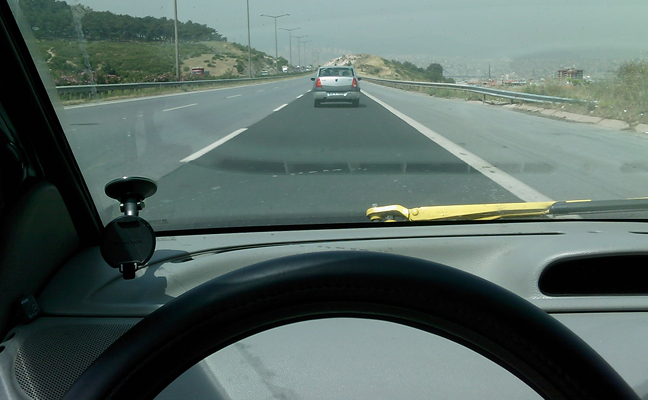 Twingo ile Logan, İzmir Sanayi yolunda. Twingo ile Logan, İzmir Sanayi yolunda.