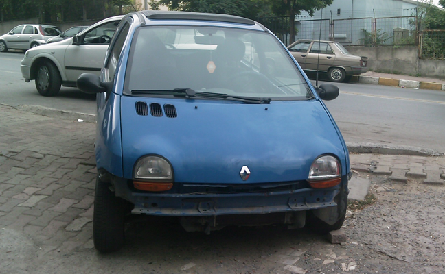 Renault Twingo 1.2 Air Pack, ön tampon düşük, tamir görüntüsü. Renault Twingo 1.2 Air Pack, ön tampon düşük, tamir görüntüsü.