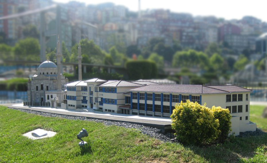 Miniatürk içerisinde yer alan Pertevniyal Lisesi maketi.